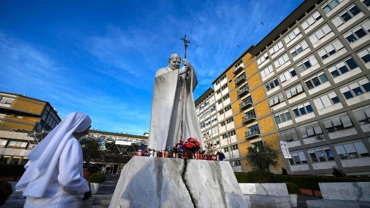 El Papa Francisco hospitalizado por infección polimicrobiana: actualizaciones sobre su estado de salud