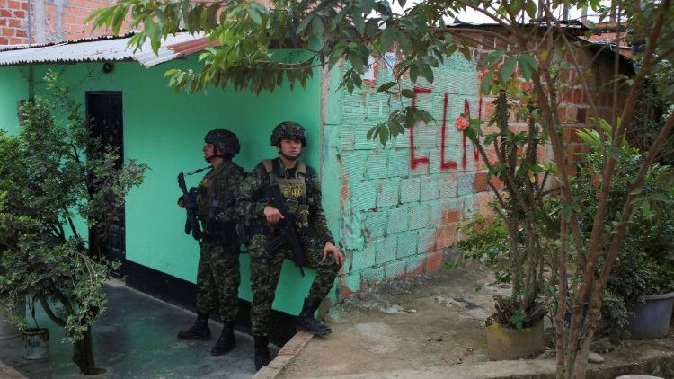 Toque de queda y éxodo masivo en Colombia por el conflicto entre el ELN y el Clan del Golfo