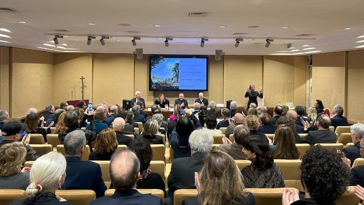 Compartiendo la esperanza: el encuentro en los Museos Vaticanos que resalta el patrimonio cultural religioso como un código de paz