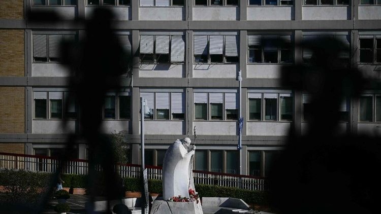 Giorgia Meloni, Primera Ministra de Italia, visita al Papa en el hospital: un gesto que refuerza los lazos con el Vaticano