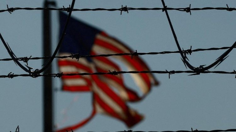 La Conferencia Episcopal de EE.UU. demanda a Trump por suspender la financiación a programas de refugiados