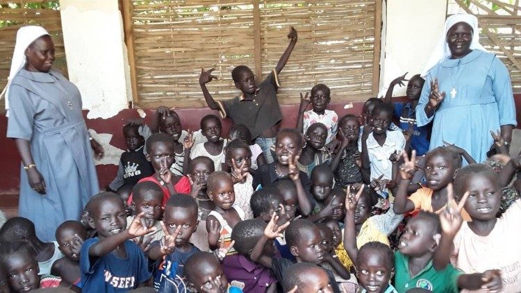 Las monjas en Uganda ayudan a las víctimas de agresiones a 'coser su vida' con un programa de costura