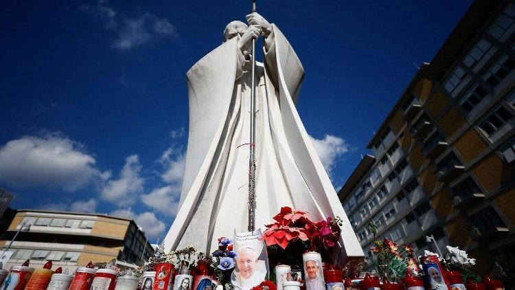El Papa Francisco está ausente en la oración del Ángelus y el Jubileo de los diáconos por internación hospitalaria