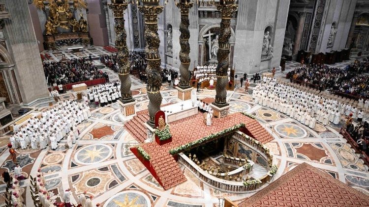 Monseñor Rino Fisichella lidera la misa conclusiva del Jubileo de los Diáconos en la Basílica Vaticana