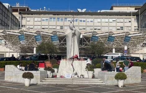El Papa Francisco pide oraciones desde el Hospital Gemelli y reafirma su compromiso con los más necesitados