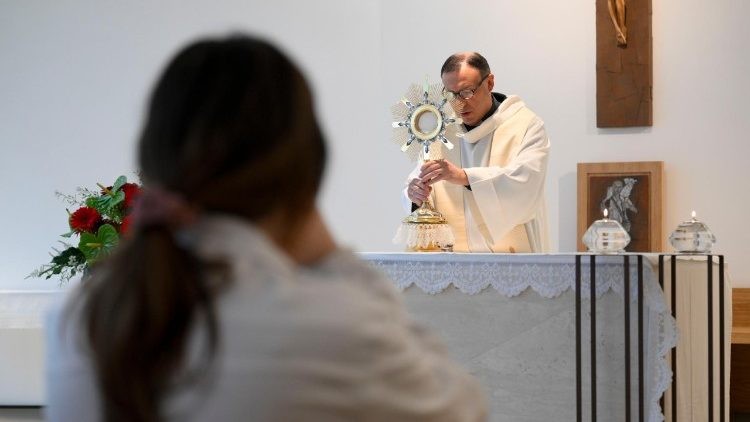 El Papa Francisco recibe adoración y se celebra una misa diaria en su honor en el Hospital Gemelli de Roma