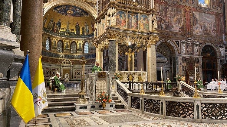 La Reina hace un llamamiento a la paz para Ucrania en el aniversario de la guerra: el compromiso del Papa y la Iglesia