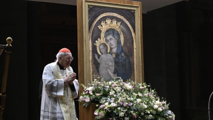 El Decano del Colegio Cardenalicio lidera el tercer Rosario en San Pedro por la salud del Papa Francisco