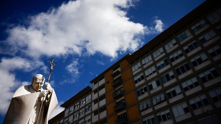 La recuperación del Papa Francisco: fisioterapia, oración y trabajo tras el tratamiento de oxigenoterapia