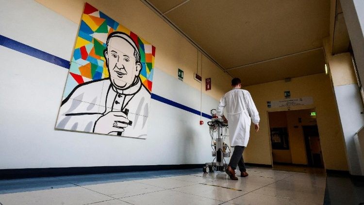 La comunidad católica global intensifica las oraciones por la salud del Papa Francisco