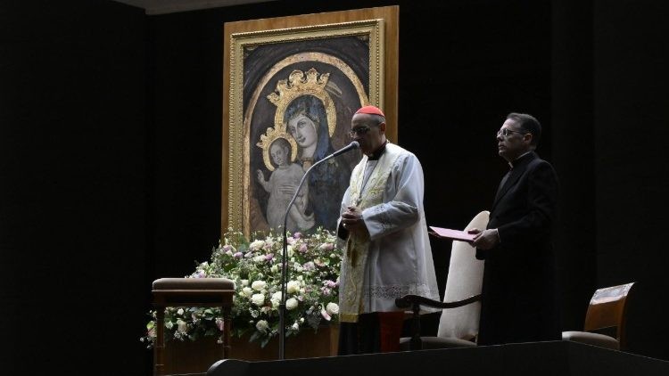 Los fieles rezan por la salud del Papa Francisco en la Plaza de San Pedro: agradecimiento y devoción