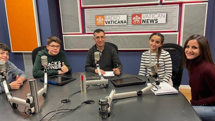 Los estudiantes valencianos entregan en Roma un libro de oraciones por la recuperación del Papa Francisco