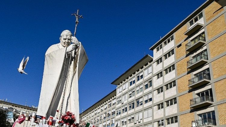 El Papa Francisco internado en el Policlínico Gemelli: actualización sobre su estado de salud y reacciones globales