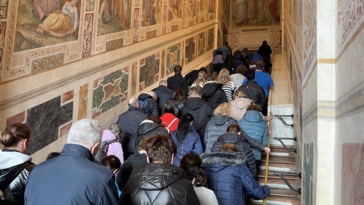 Aumento de peregrinos y oraciones por el Papa y la paz durante el Jubileo en la Escalera Santa de Roma