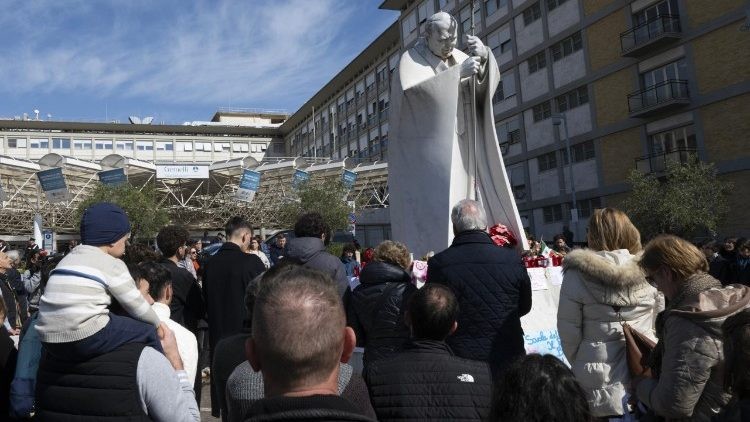 El Papa Francisco en condición estable tras crisis respiratoria: últimas actualizaciones sobre su salud
