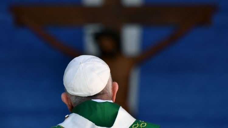 El Papa Francisco: firme oposición a la carrera armamentista y al tráfico de armas durante su pontificado