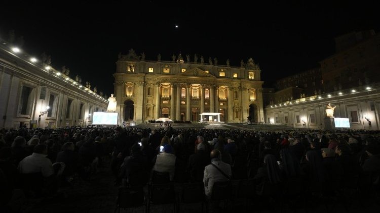 El Papa Francisco agradece las oraciones por su salud en un mensaje transmitido en la Plaza de San Pedro