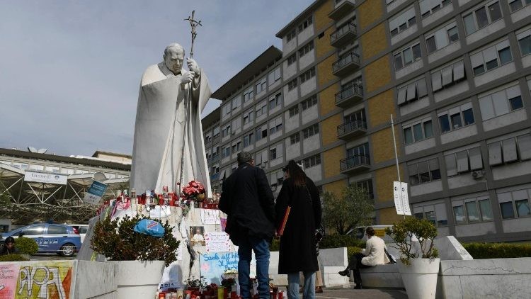 El Papa Francisco se recupera tras una noche tranquila en el Policlínico Romano