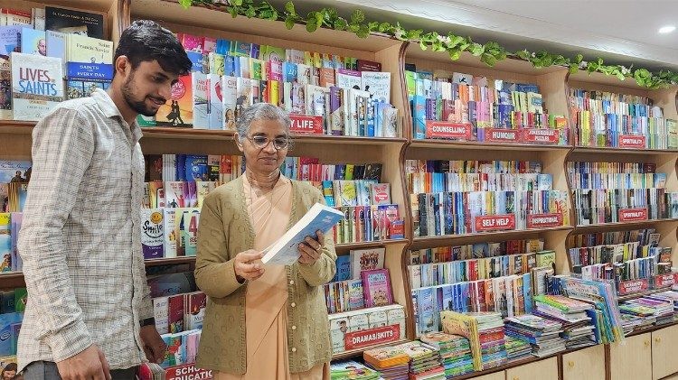 La monja india lucha contra el abuso a las mujeres a través de la escritura