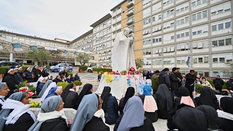 El estado de salud del Papa Francisco mejora gradualmente tras una noche tranquila en el hospital