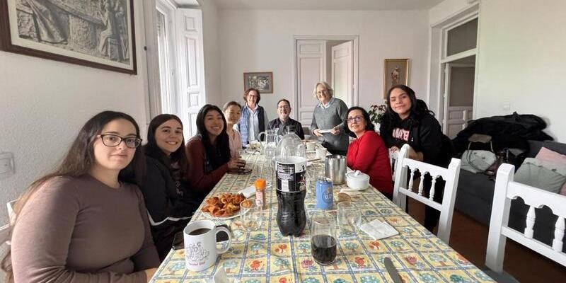 El obispo auxiliar de Madrid visita el proyecto de Cáritas y destaca la labor de las Misioneras Cruzadas
