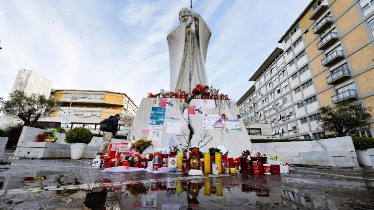 El Papa Francisco responde positivamente a la terapia en la hospitalización: Últimas noticias del Vaticano