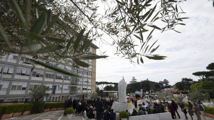 El Papa Francisco muestra mejoría en su salud a pesar de un cuadro médico complejo