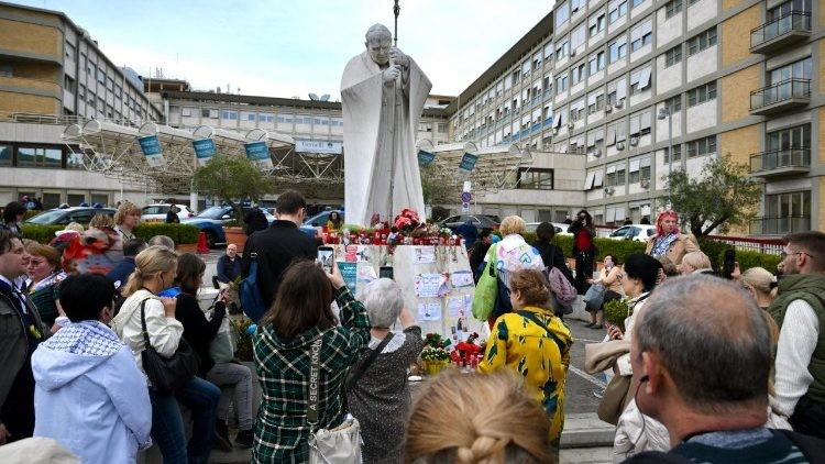 La recuperación del Papa Francisco: actualizaciones y oraciones de fieles de todo el mundo
