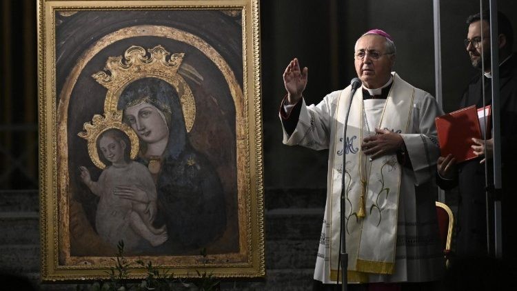 Rezo del Rosario en la Plaza de San Pedro por la salud del Papa Francisco: una llamada a la unidad y la paz