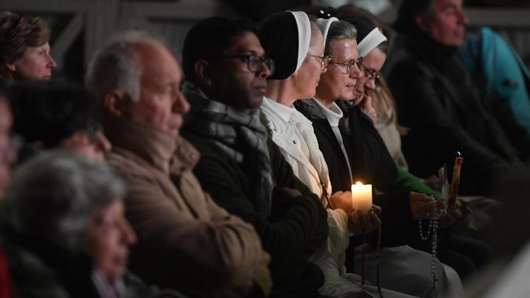 Rezo diario del Rosario en la Plaza de San Pedro por la salud del Papa Francisco desde febrero