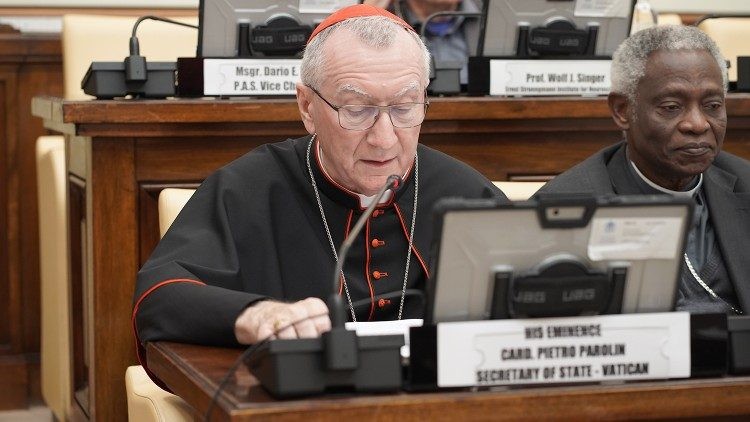 El cardenal Parolin insta a proteger a los niños de los riesgos de la Inteligencia Artificial