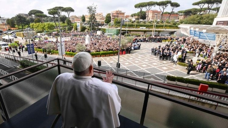 La reaparición pública del Papa Francisco desde la Policlínica Gemelli: un emotivo encuentro con sus seguidores