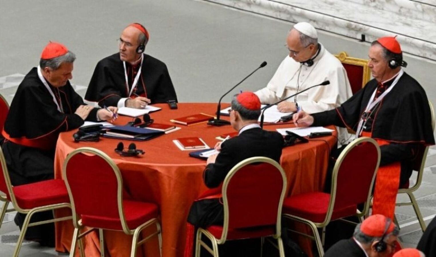 El primer consistorio del Papa León XIV registra ausencias y genera tensiones