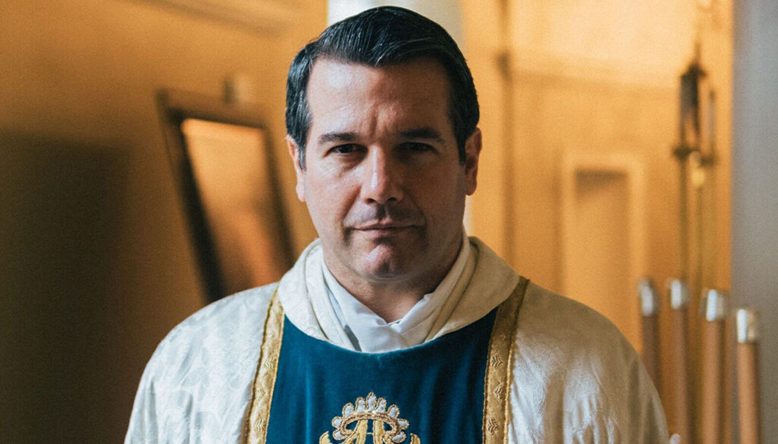 El padre Olivera Ravasi celebra la misa tradicional latina frente a Planned Parenthood en San Francisco