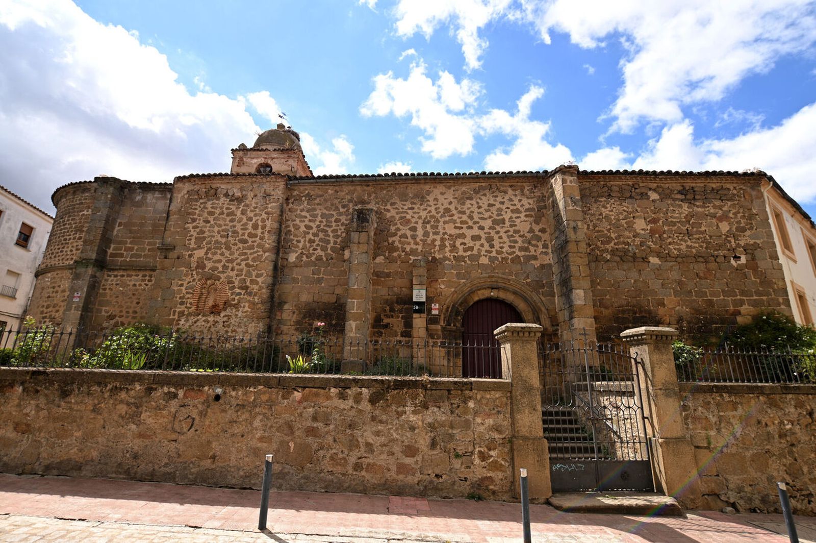 La iglesia de San Pedro Apóstol en Vivares renueva su cubierta con el respaldo de la Diócesis y la Diputación