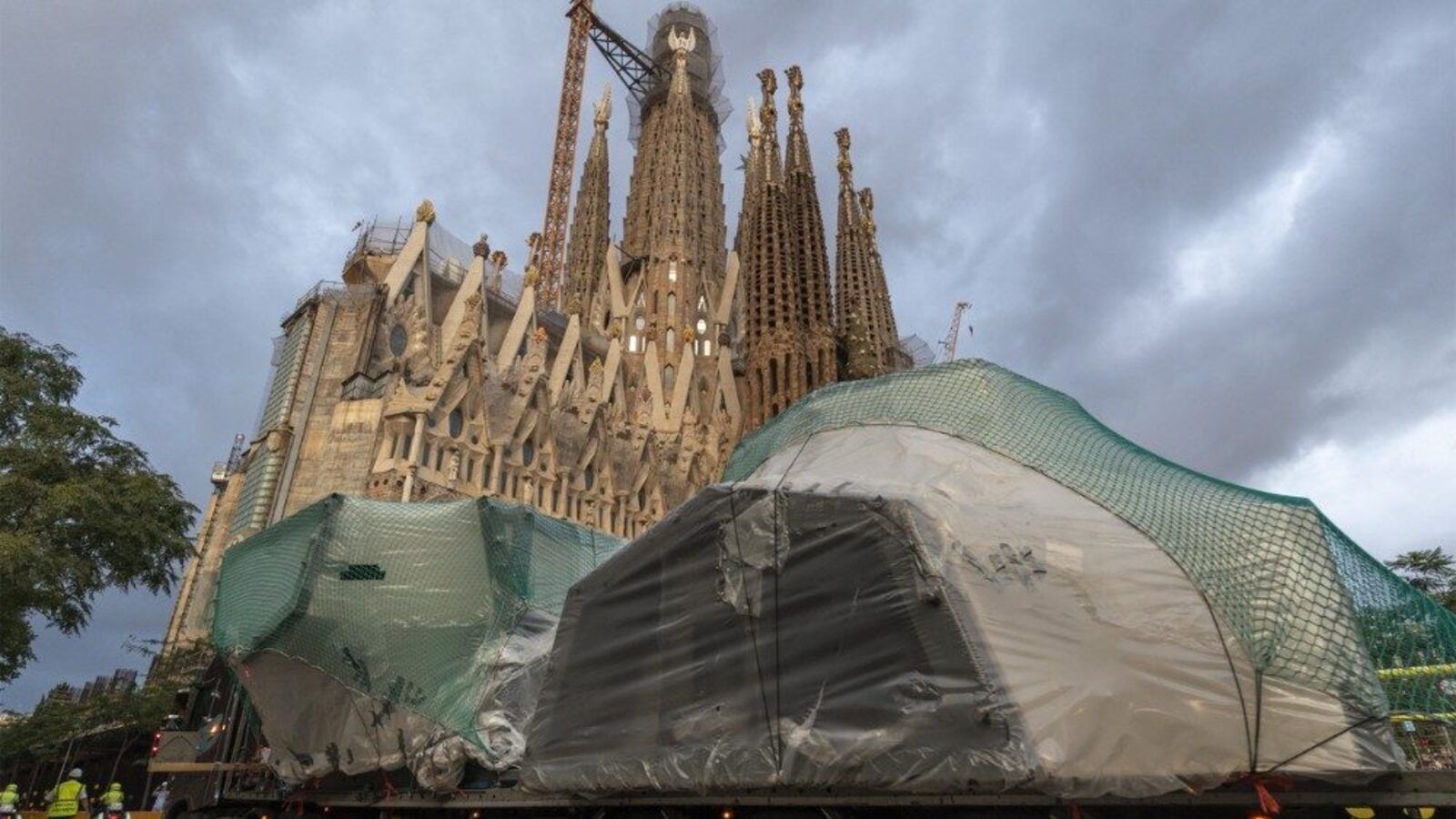 La Sagrada Familia alcanza su altura máxima con la cruz de la Torre de Jesucristo