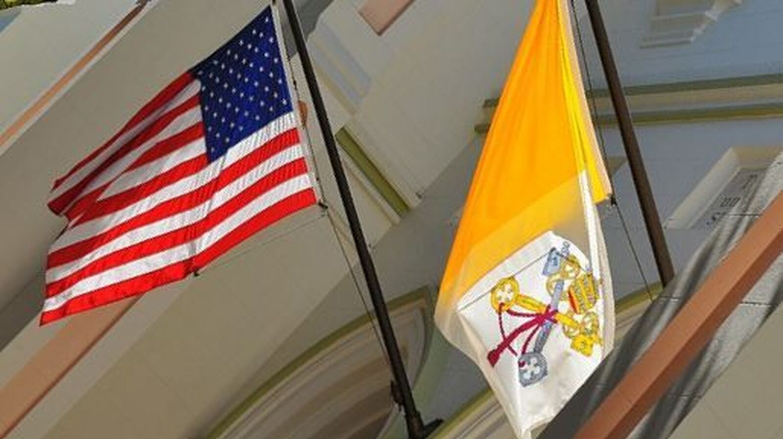 De iglesias y banderas, entre nacionalcatólicos y ateo-republicanos