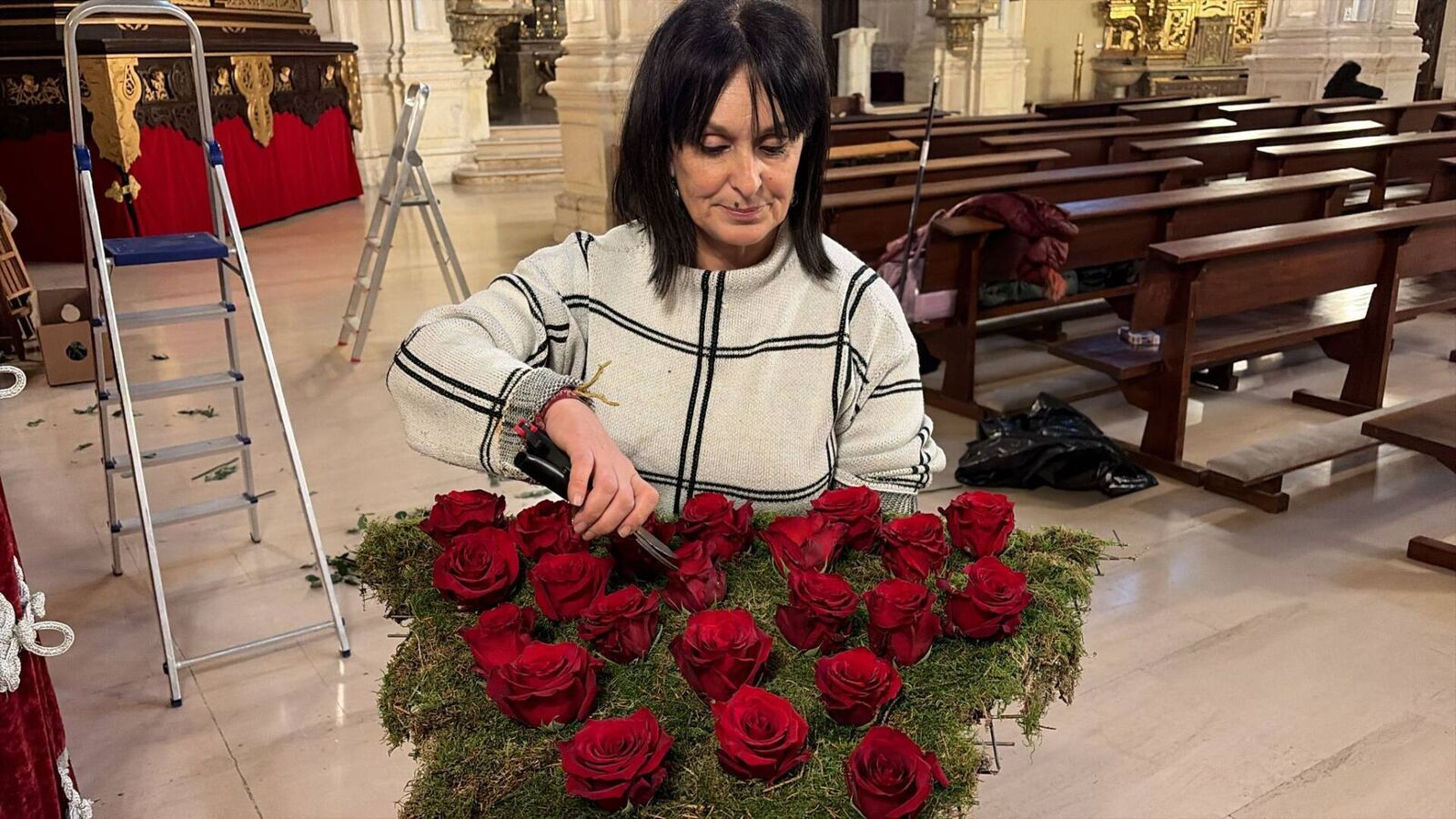 El arte floral de Carmen embellece los pasos de la Semana Santa en Burgos