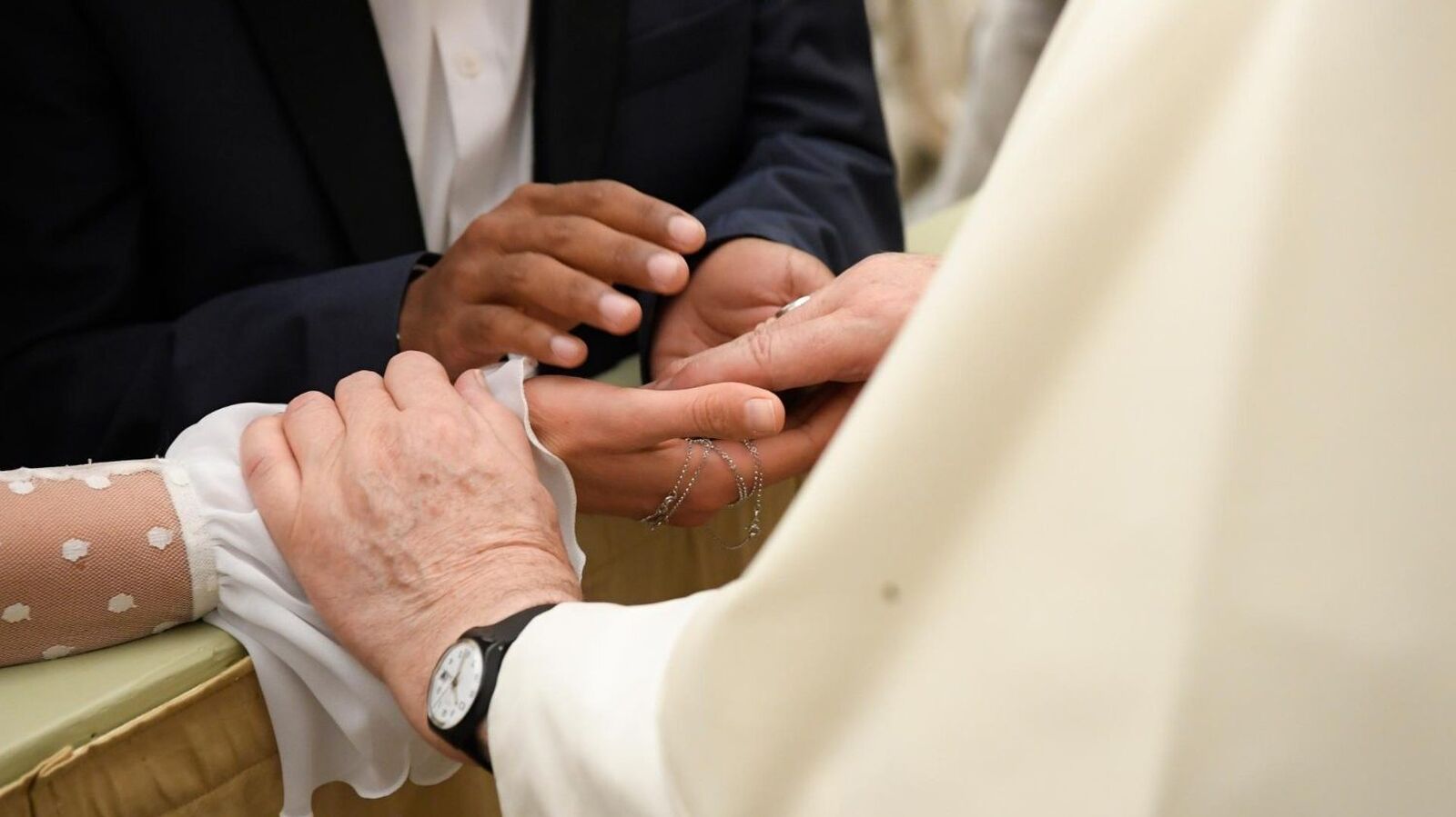 Un obispo belga propone ordenar a sacerdotes a hombres casados