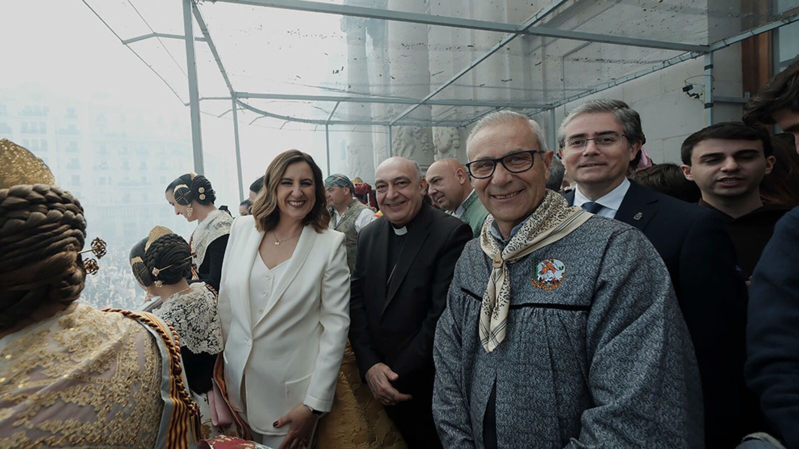 El Arzobispo de Valencia celebra la mascletà desde el balcón municipal