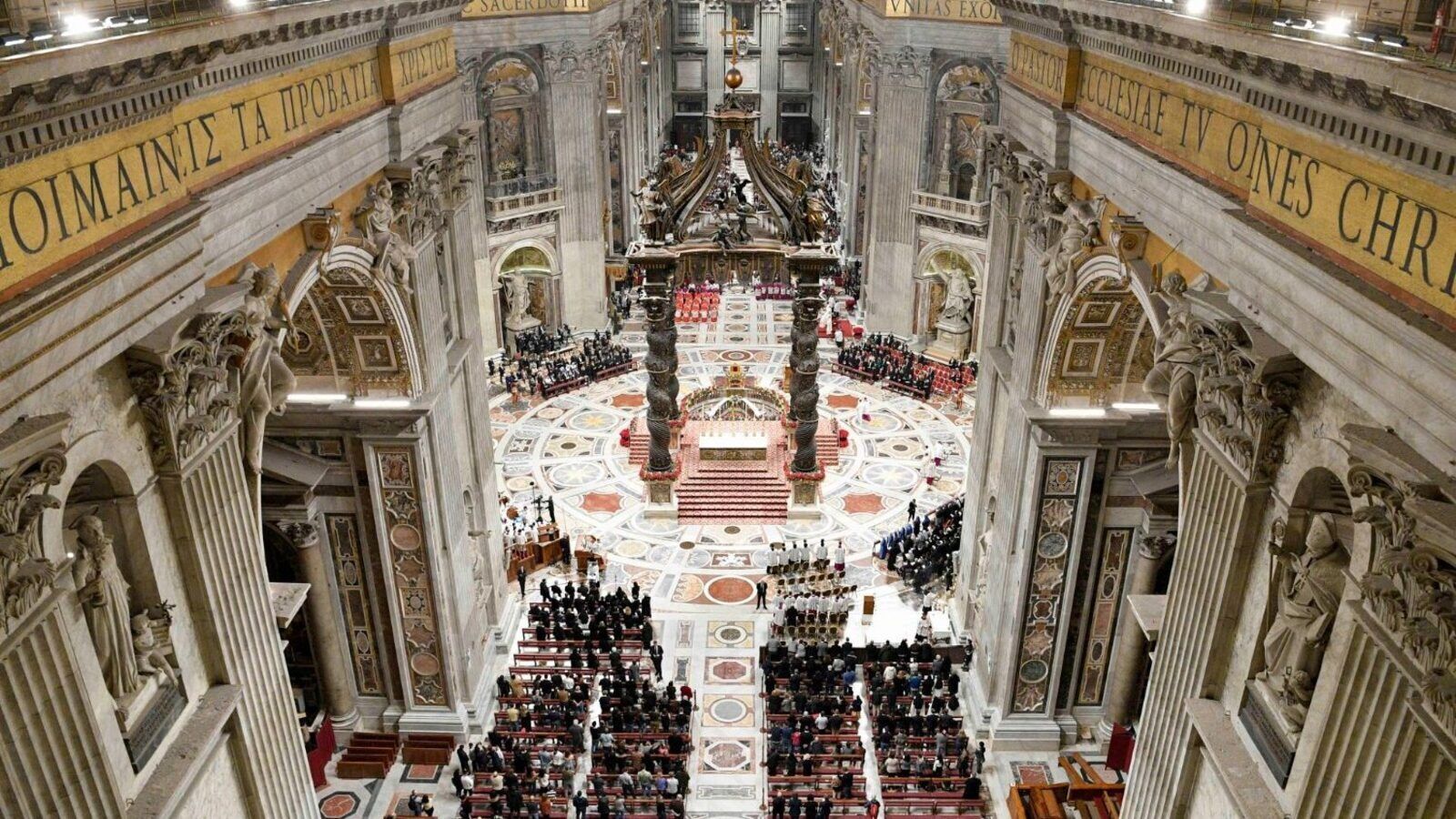 El Vaticano refuerza la seguridad en el altar de San Pedro tras varias profanaciones