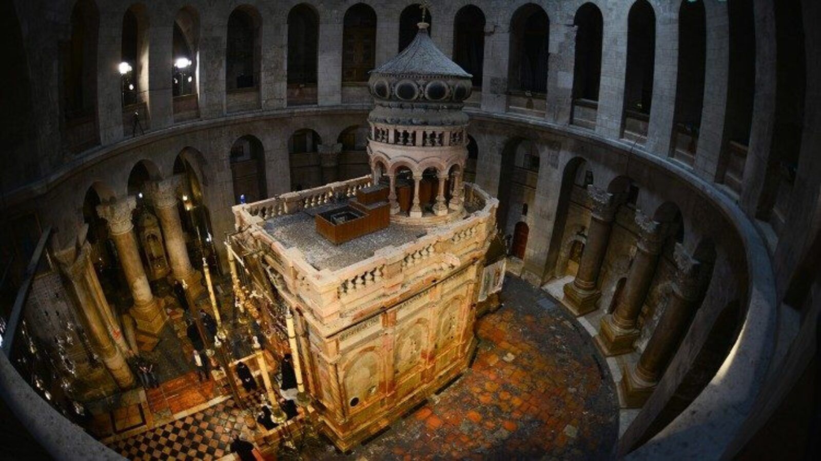 El Santo Sepulcro sigue en oración pese a las restricciones de acceso