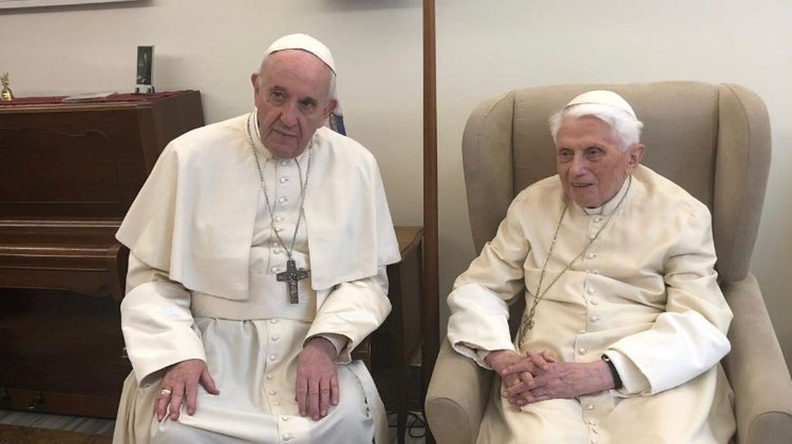 Benedicto XVI sufrió en silencio decisiones de Francisco, según Gänswein