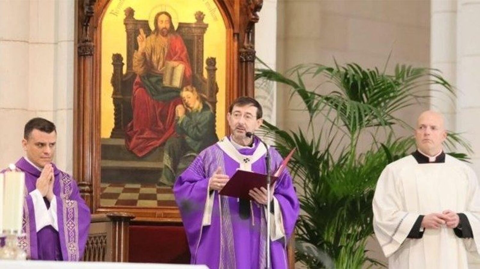 El cardenal Cobo confirma a diez adultos y bendice una imagen llegada de Fátima