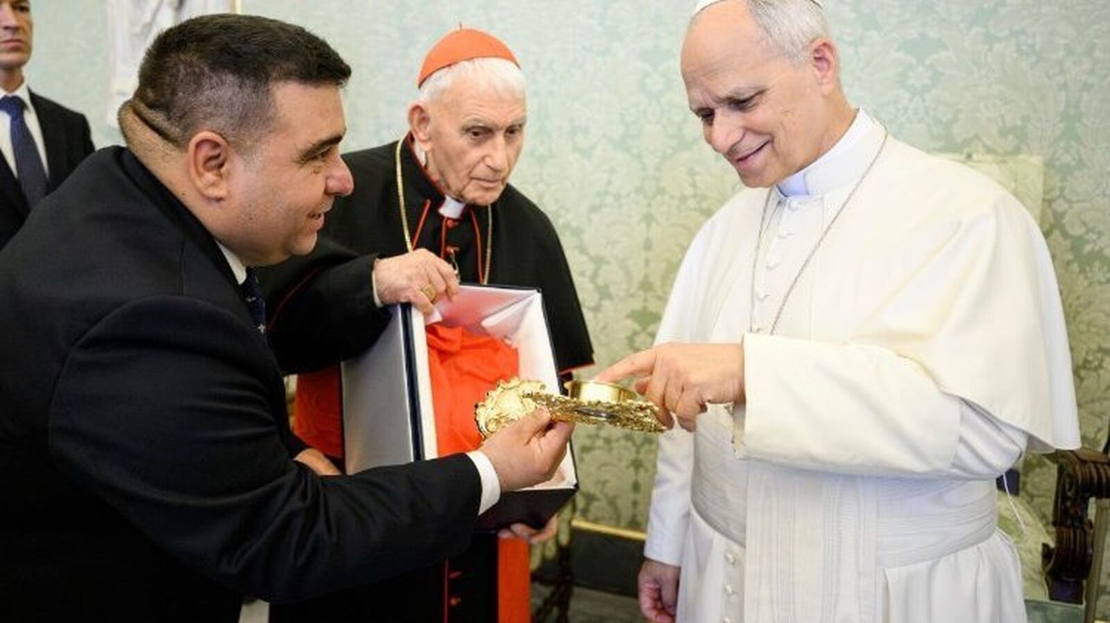 Simoni, símbolo de la persecución comunista, lleva al Papa una reliquia de mártires