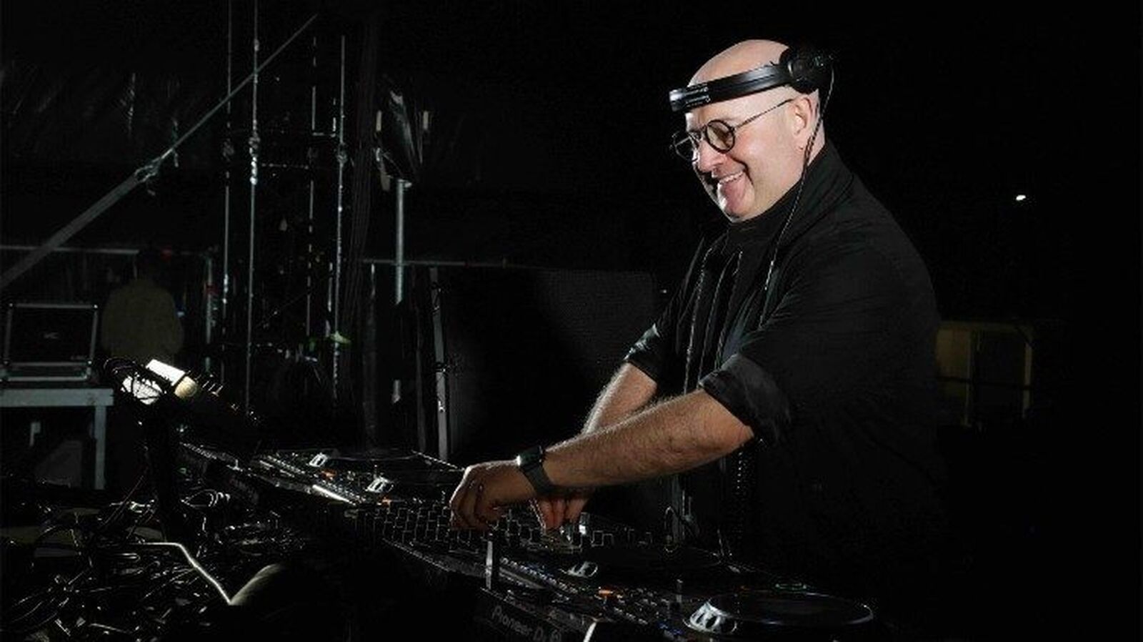 El cura DJ revoluciona a los jóvenes con una versión cristiana de Bad Bunny