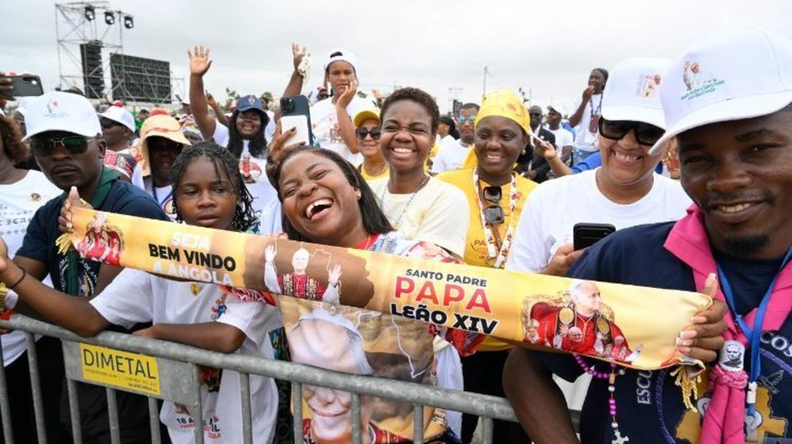 El Papa se despide de Camerún ante 200.000 fieles con un mensaje de esperanza