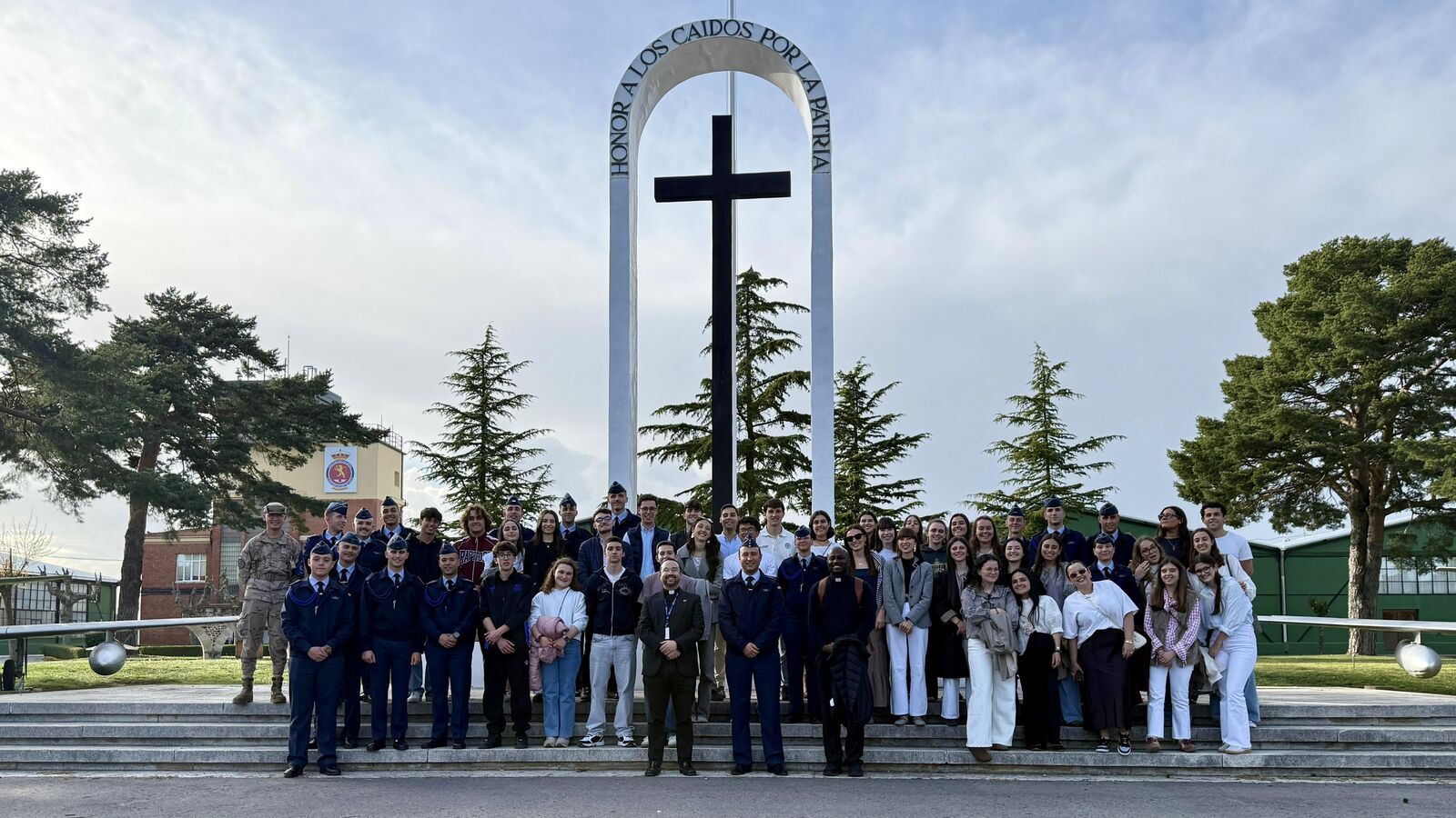 Los jóvenes de León participan en un encuentro formativo en la base aérea junto a los alumnos militares