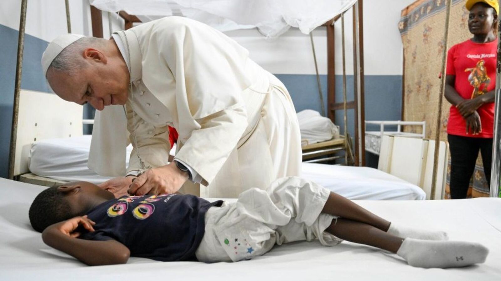El Papa visita un hospital en Camerún y bendice a niños y enfermos