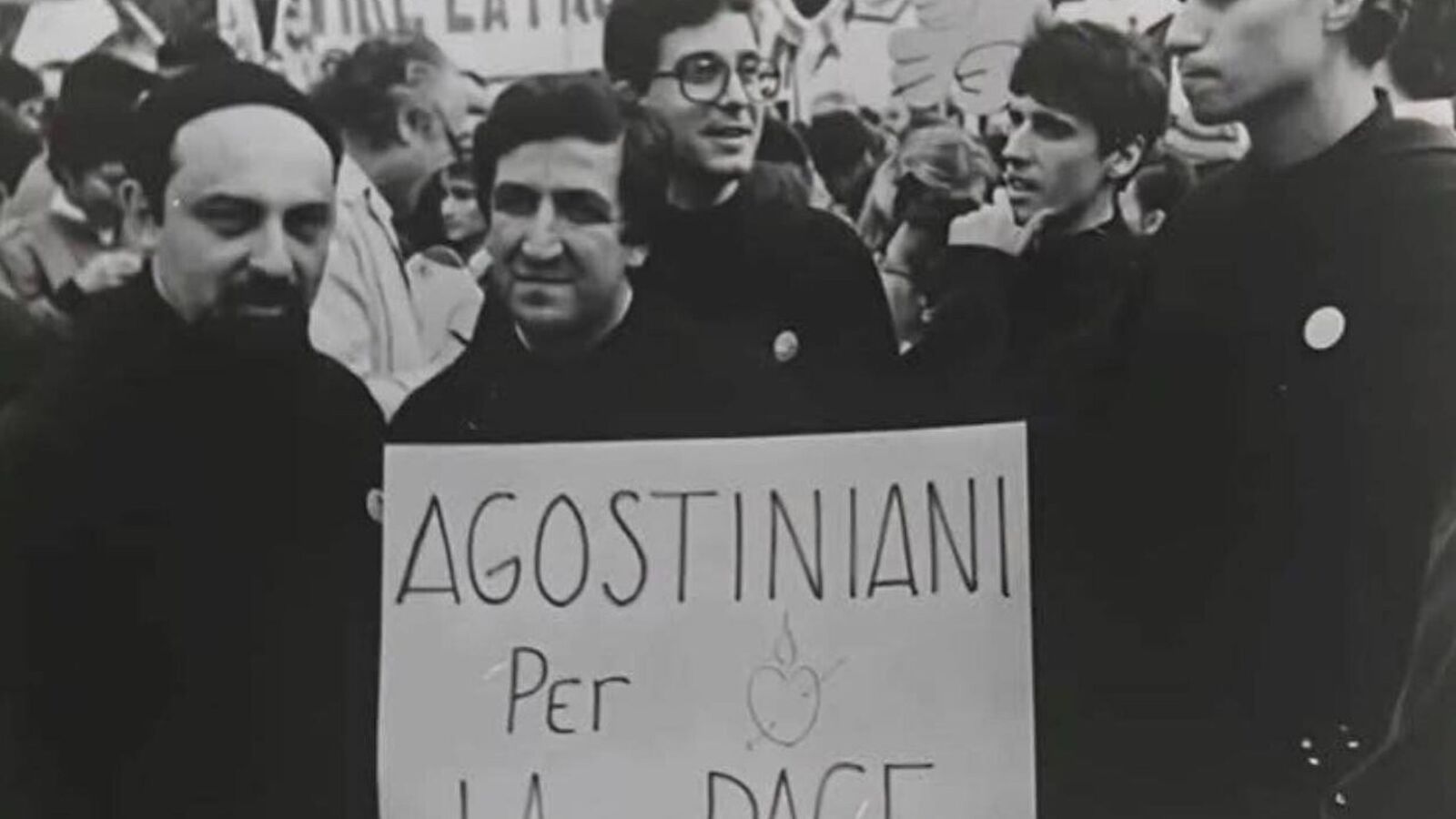Sale a la luz una foto de León XIV en una protesta pacifista durante la Guerra Fría